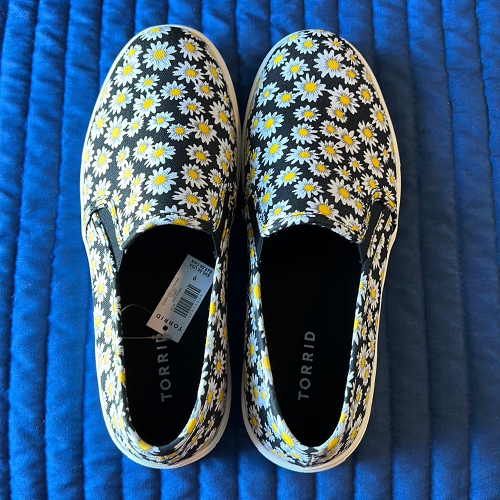 Torrid 9W daisy slip ons BNWT
